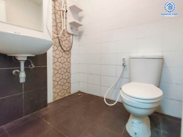 ทาวน์เฮ้าส์มือสอง โครงการ แกรนด์พลีโน่ รัตนาธิเบศร์ บนเนื้อที่ 18.6 ตร.ว. ฟังก์ชัน 3 ห้องนอน 2 ห้องน้ำ 1 ที่จอดรถ ทำเลดี เชื่อมต่อถนนติวานนท์ ถนนรัตนาธิเบศร์ ถนนนครอินทร์ ถนนราชพฤกษ์ ใกล้รถไฟฟ้าสายสีม่วง "สถานีบางพลู" และทางด่วน "ศรีรัช"